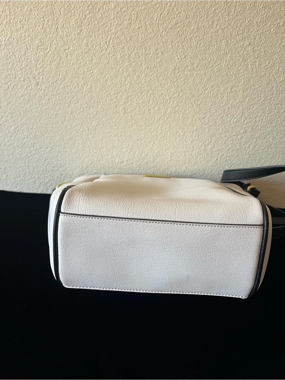Liz Claiborne crossbody white handbag great condion